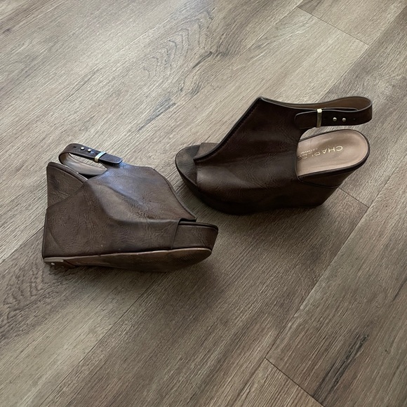 CHARLES DAVID NEW AMES WEDGE HEELS. - Picture 4 of 9